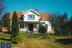 Karl Alfed Karlsson, f 1872, stenhuggare. från Vätö. Hustru Hilma Maria Karlsson f 1877, Barn Karl Georg f 1906, Karl Gösta f 1917, Karl Joel f 1918