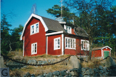 Johan August Lindholm,  f 1869. Maskinist, Finnala stenhuggeri. Från Almunge. Hustru Charlotta Matilda Jansson, f 1872, barn Irma Matilda f 1895, Johan Ferdinand f 1896, Karl Einar f 1898, Knut Ivar f 1900, Erik Gösta f 1902, Karl Rudolf f 1904, Karin Maria f 1907, Bengt Sture f 1909, Anna Lisa f 1912, Elin Margareta (Greta) f 1915