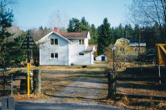 Oskar Karl Wilhelm Svensson f 1869, stenhuggare, Simpnäs. Från Stockholm. . Hustru Karin andersdotter Fors, f 1878, barn Karl Gustaf f 1897, Märta Katarina f 1899, Anna Sofia Maria f 1900, Mary Elisabeth f 1903, Nils Martin f 1904,  Sirid Napoleon f 1906. I huset bodde också Anders Wilhelm Teodor Andersson f 1877, stenhuggare.