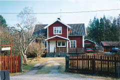 Hjalmar Hugo svensson, f 1875, stenhuggare Finnala stenhuggeri. bosatt i simpnäs, kom från Stockholm. Hustru Hedvig Karolina Stenström f. Berg, f 1881, Barn Margit Dagmar f 1910,  Astrid Katarina f 1911, Inga f 1913.