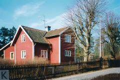 Johan August Lindholm,  f 1869. Maskinist, Finnala stenhuggeri. Från Almunge. Hustru Charlotta Matilda Jansson, f 1872, barn Irma Matilda f 1895, Johan Ferdinand f 1896, Karl Einar f 1898, Knut Ivar f 1900, Erik Gösta f 1902, Karl Rudolf f 1904, Karin Maria f 1907, Bengt Sture f 1909, Anna Lisa f 1912, Elin Margareta (Greta) f 1915