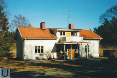 Johan August Lindkvist f 1861, stenhuggare Öster Edsvik, Storängsbacken. från Norberg, Västmanland. Hustru Emma Kristina Hallgren f 1861, barn Hilda Kristina f 1893, Filip Ferdinand lindkvist f 1887, (stenhuggare.gift med Gunilla Ottilia Hildegard Eriksson f 1886, son Filip Harald f 1913) .