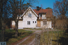 Axel Oskar Hansson, f 1884, stenhuggare Finnala stenhuggeri. Kom från Bohuslän. Hustru Hilda Kristina Lindqvist, f 1893, Son Axel Sune f 1913