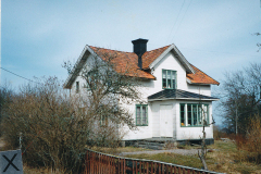 Nils Gustaf Nilsson, född 1880, Stenhuggere, Utanå. Från Östergötland . Hustru Axelina Vilhelmina Söderqvist, född 1882, Barn Aina Ingeborg, f 1905, Magda Ingrid Vilhelmina f 1907, Valma Margit Ingegerd f 1910, Arne f 1915