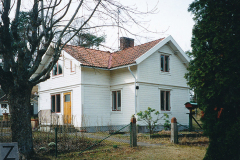 Johan Magnus Svensson, född 1874, stenhuggare, Finnala stenhuggeri.. Från Östergötland. Hustru Tekla Regina Berg, född 1878. Barn Naemi Linnéa Regina född 1906 och Jon Helge Emanuel född 1907. I huset bodde även Karl Magnus Karlsson f 1855, hustrun Emma Augusta Westerberg f 1869